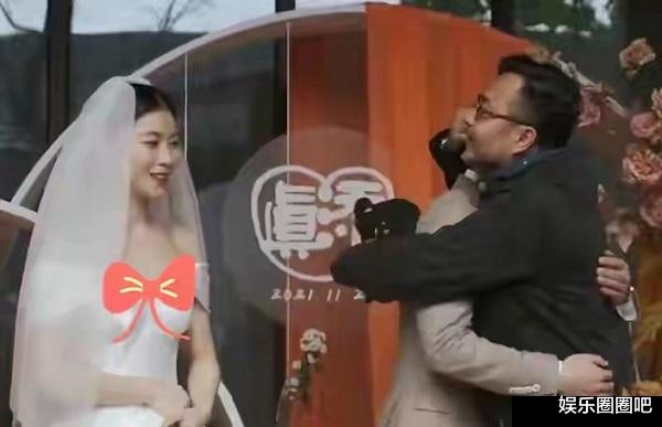 汪涵|汪涵参加外甥婚礼！二人台上激动相拥，网友：舅舅外甥分不清