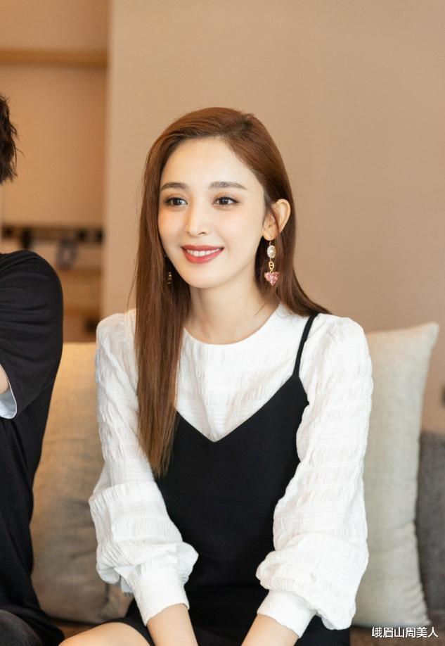峨眉山周美人|娜扎“摩登女郎”造型太惊艳了，穿丝绒黑裙配礼帽，这身材够辣！