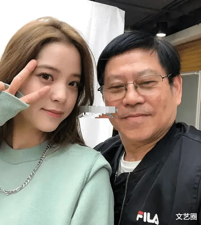 迪丽热巴|26位当红女星未修图曝光，与同一位工作人员合影，热巴惊艳赵丽颖温柔