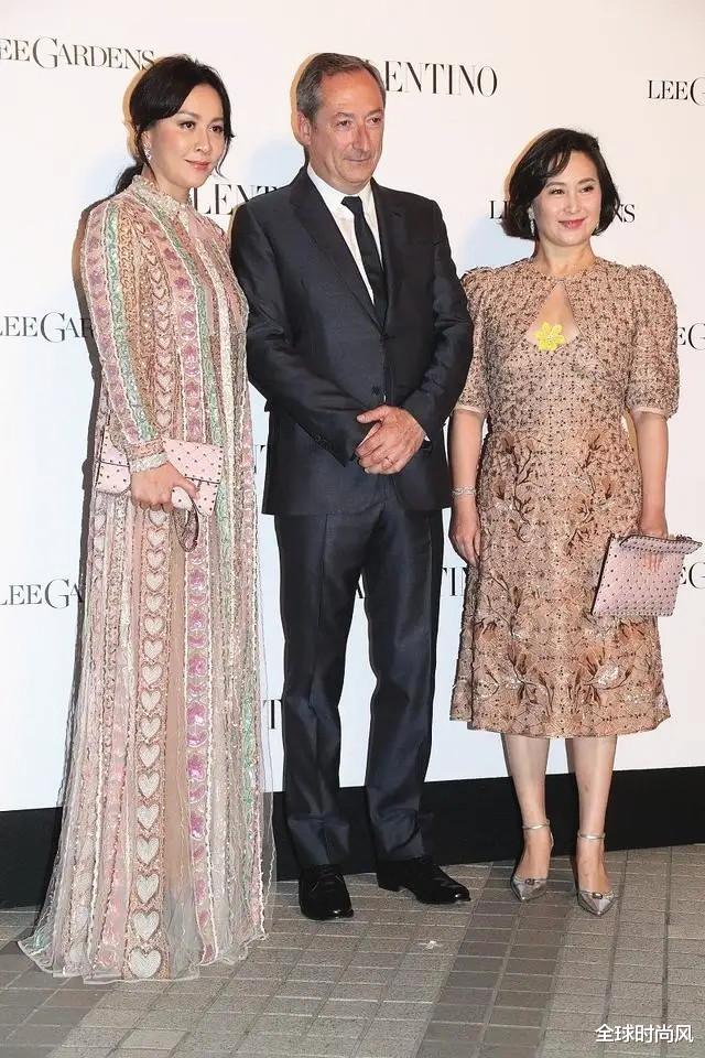 穿衣搭配|何超琼换造型 印花长裙配短发 优雅又干练 财商情商双一流