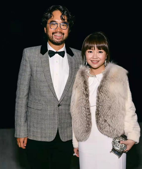 霍启山|豪门大聚会！霍启山穿西装跟美女合影，甄子丹夫妇盛装打扮秀恩爱