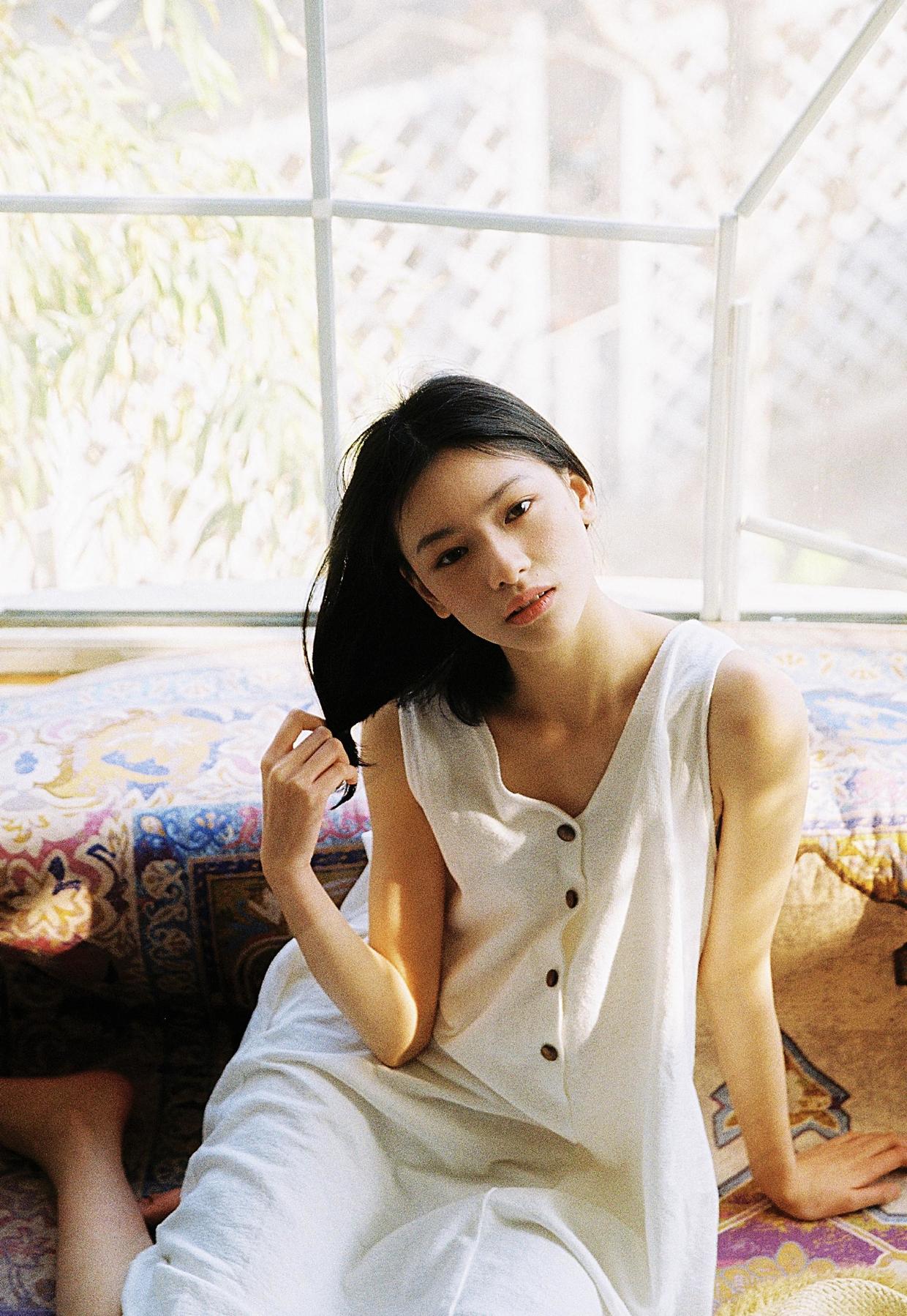 何有强|邱天22岁就这么美!穿黑色与玫红色拼接抹胸复古花苞裙,高级时髦