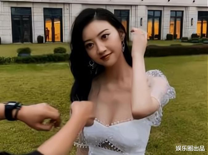 景甜|景甜的“草坪大片”火了，穿镂空装秀曲线美，被质疑博眼球