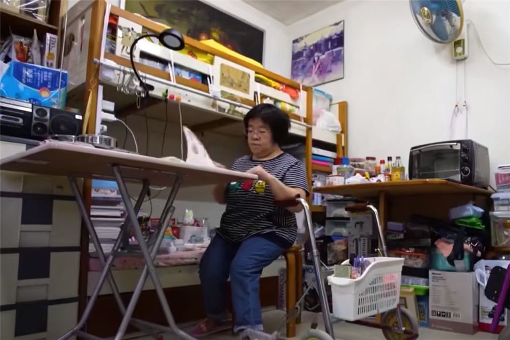 香港阿姨独居27㎡纳米楼,虽腿脚不好却酷爱下厨,坐轮椅也乐观