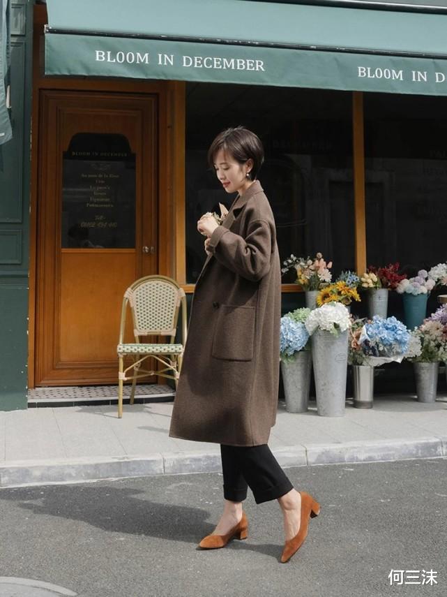 何三沫 简约款大衣不会过时,一件就可以穿很久,但前提是要会搭配才好看