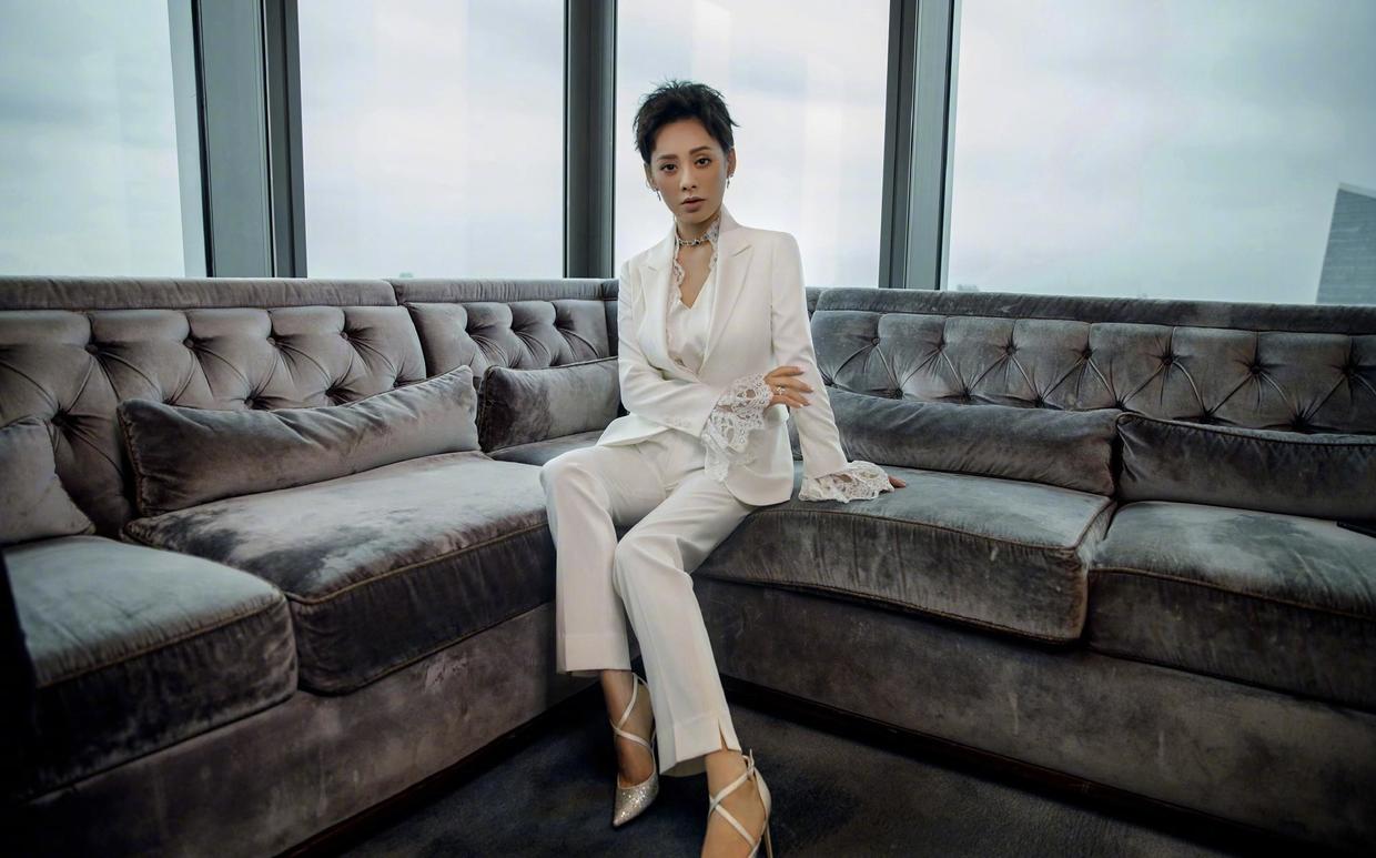 穿衣搭配 宁静真不肯服老,穿皮衣配半身裙,愣是穿出二十多岁的既视感