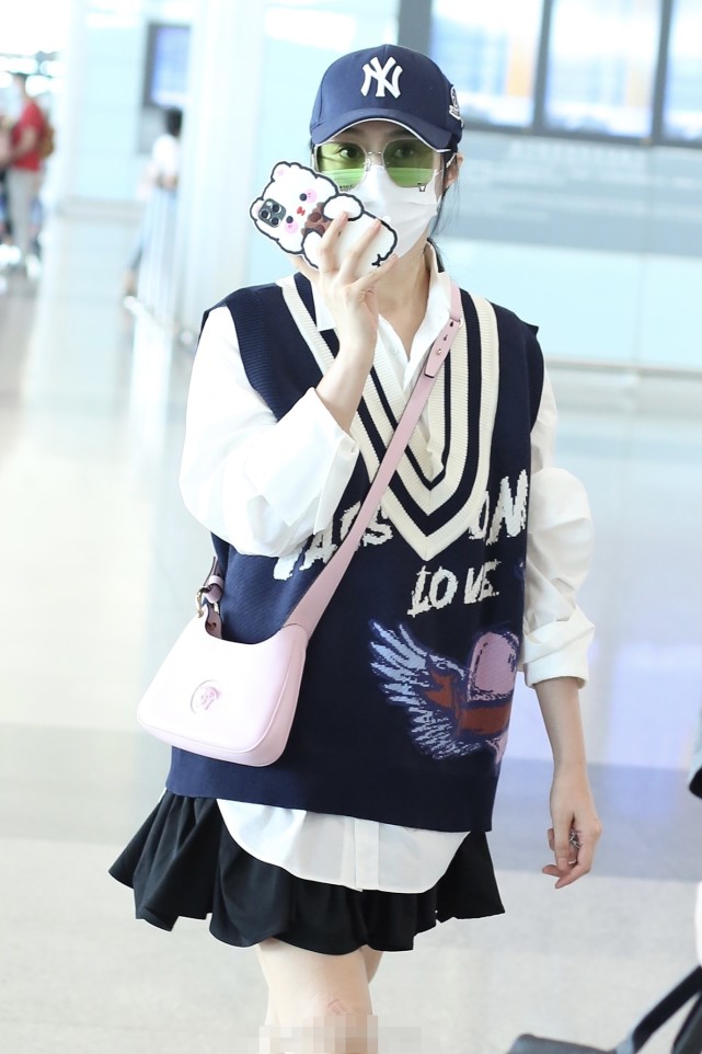 一街拍|范冰冰现身机场，高中生打扮超显嫩，39岁像19岁