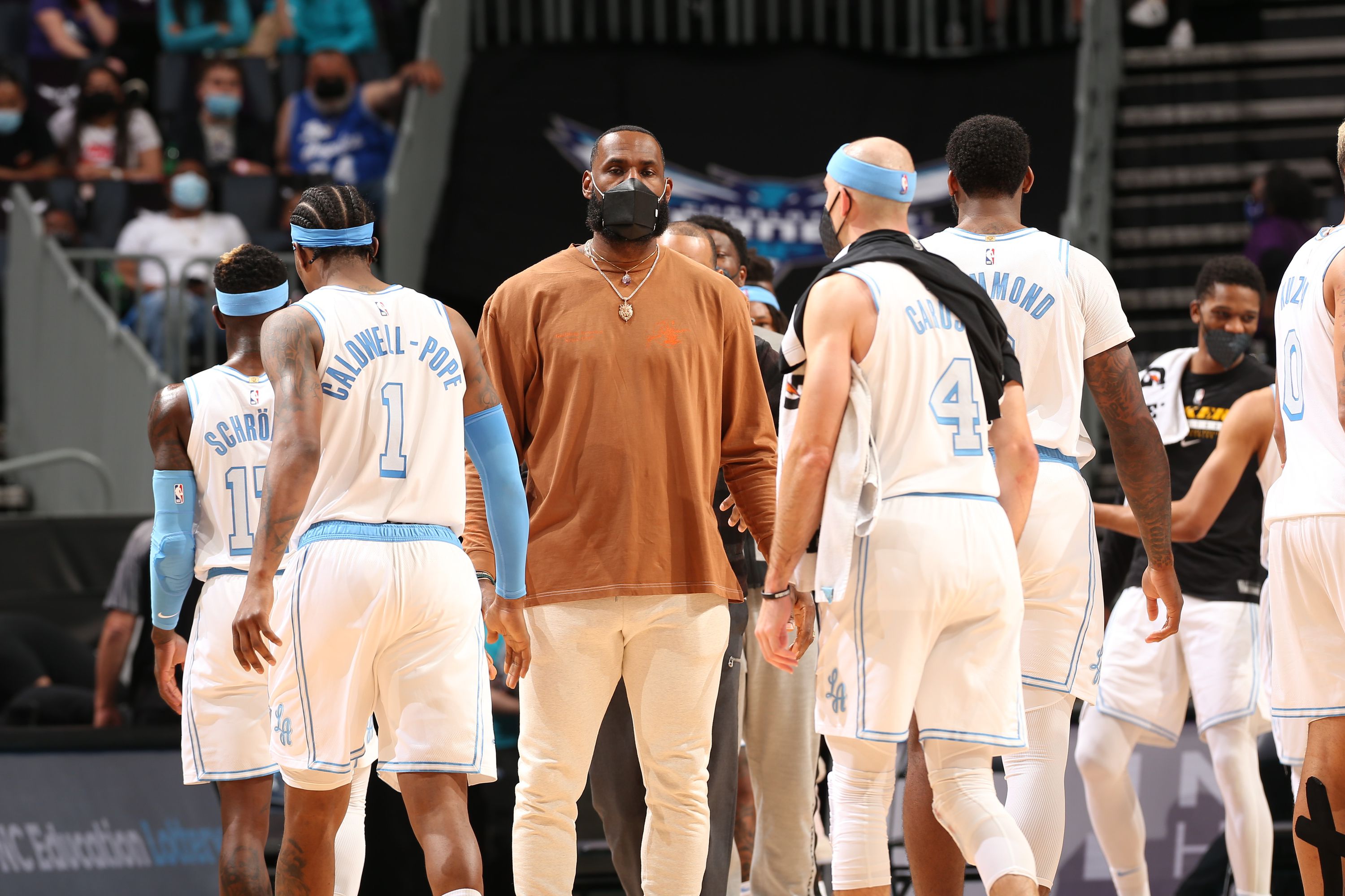 湖人隊|湖人官宣詹皇無緣復出！大腿新紋身曝光，老詹曬照并配文：三巨頭