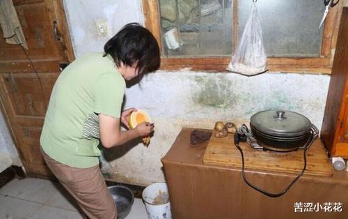 苦涩小花花|婆婆病重,两个儿媳来争财产,婆婆指指屋顶,儿媳掉头就跑