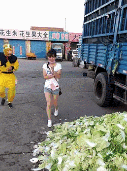 “妹子午睡也要注意形象啊，裙子里那双眼睛都漏出来了，太尴尬了吧！”