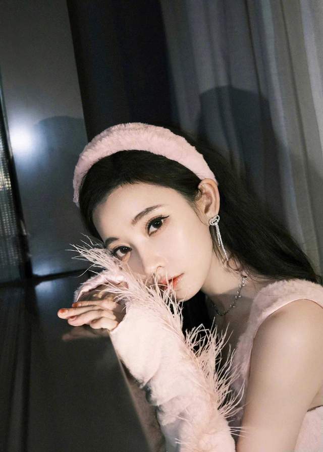 冯提莫|冯提莫身穿超短裙现身盐城，粉丝纷纷心疼留言：要风度也要温度