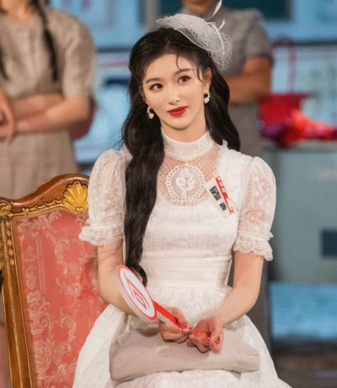 你好火焰蓝|《奇异剧本鲨》孔雪儿出场惊艳，以为她会安静，结果进门就暴露