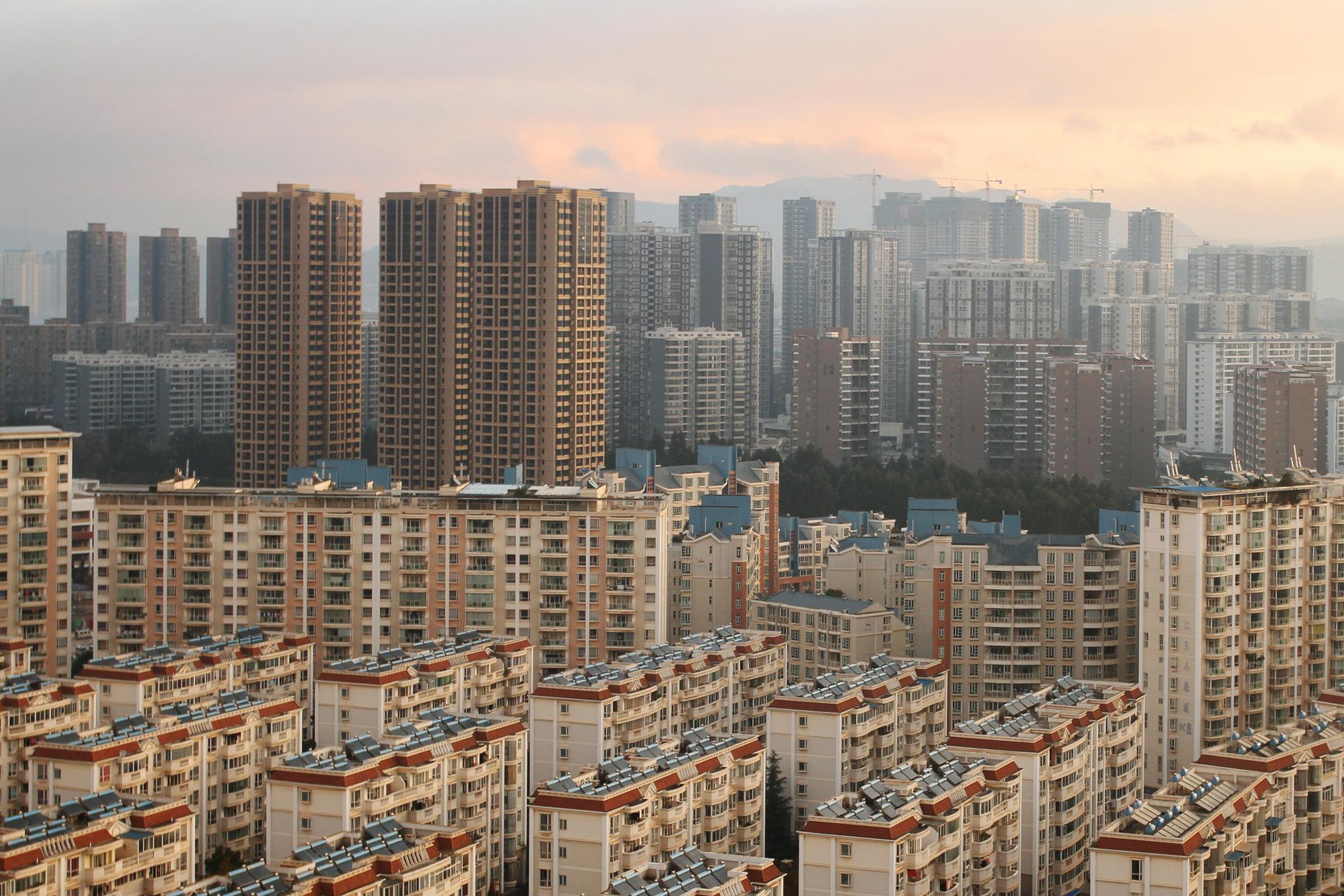 房价|未来10年，市区高层和郊区洋房，哪一个更加保值？