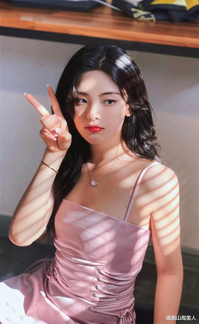 峨眉山周美人|杨超越身材这么有料?穿粉色吊带裙甜美可爱,身材凹凸挺撩人