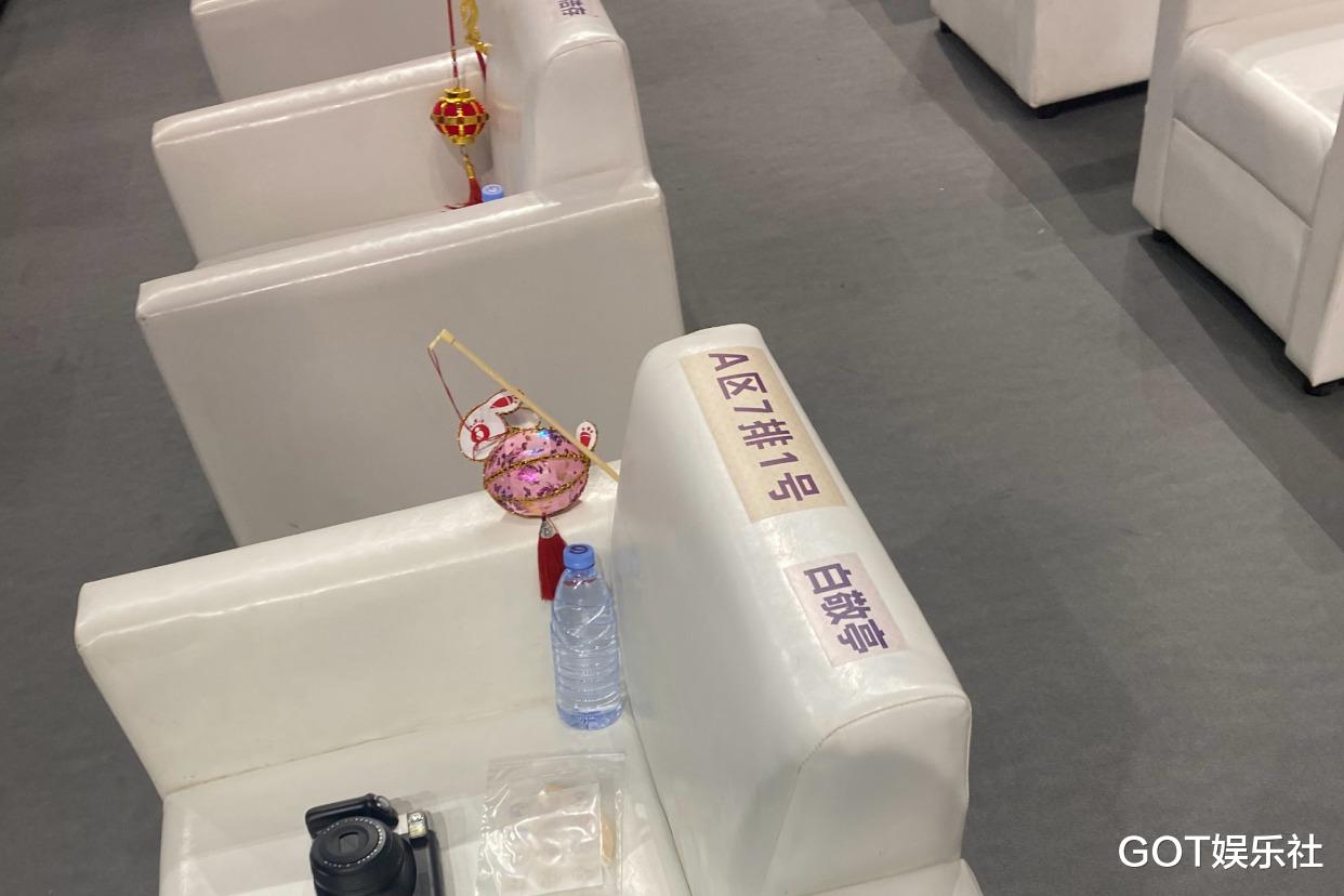 张小斐|微博之夜座位好现实!张小斐第二排,85花第三排,谭松韵第十排