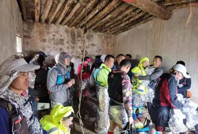 |梁晶遇难，甘肃马拉松比赛，为何变天了还往前跑？1600元奖励难拿