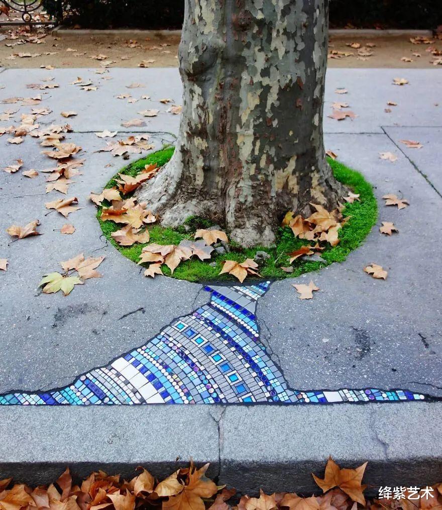 绛紫艺术 他用彩色马赛克,来修补坑洼和街道,独特的创意,让人心生敬佩