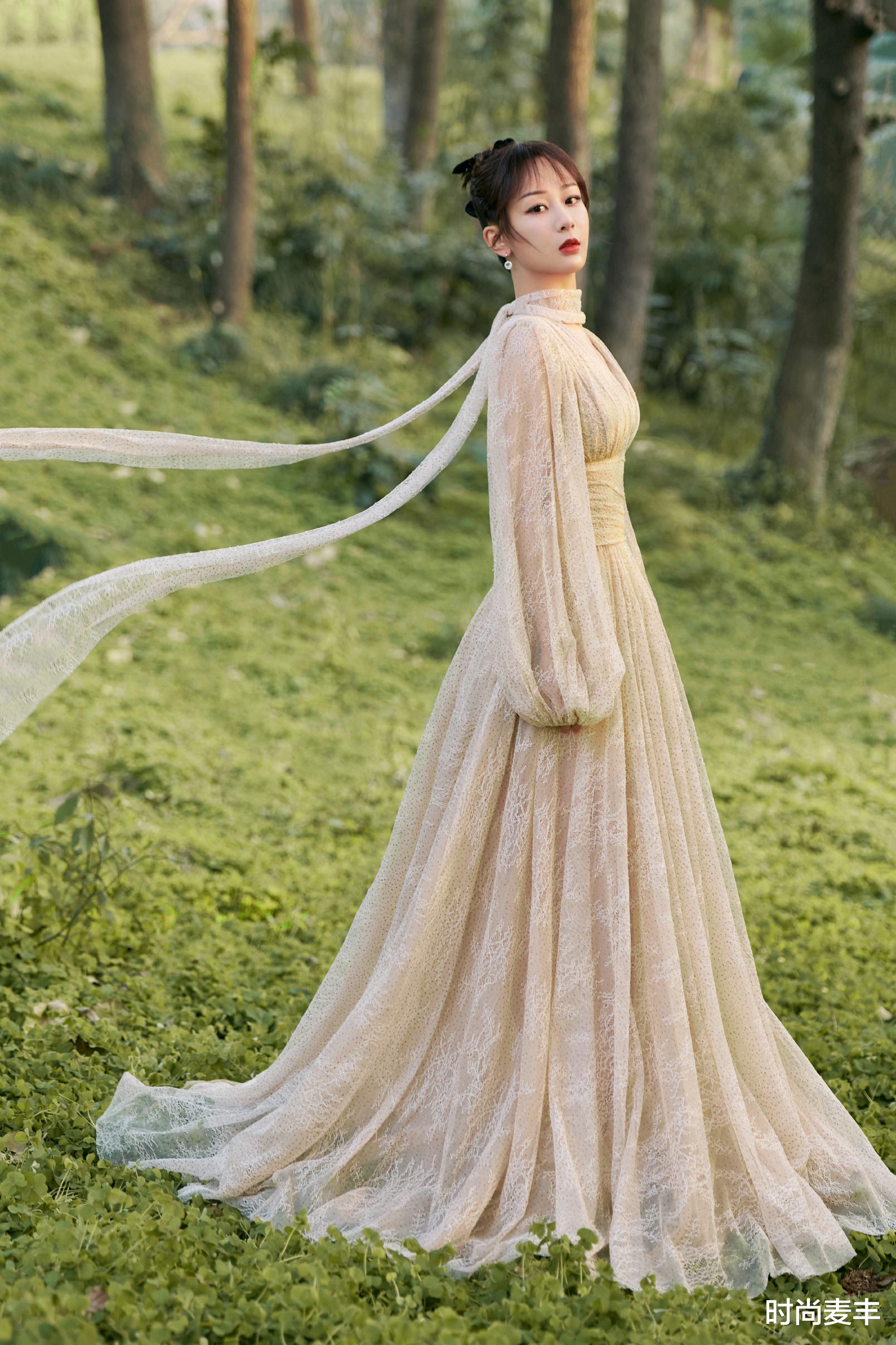 穿衣搭配|杨紫过春节却显清瘦，瓜子脸愈发明显，针织衫知性轻熟风