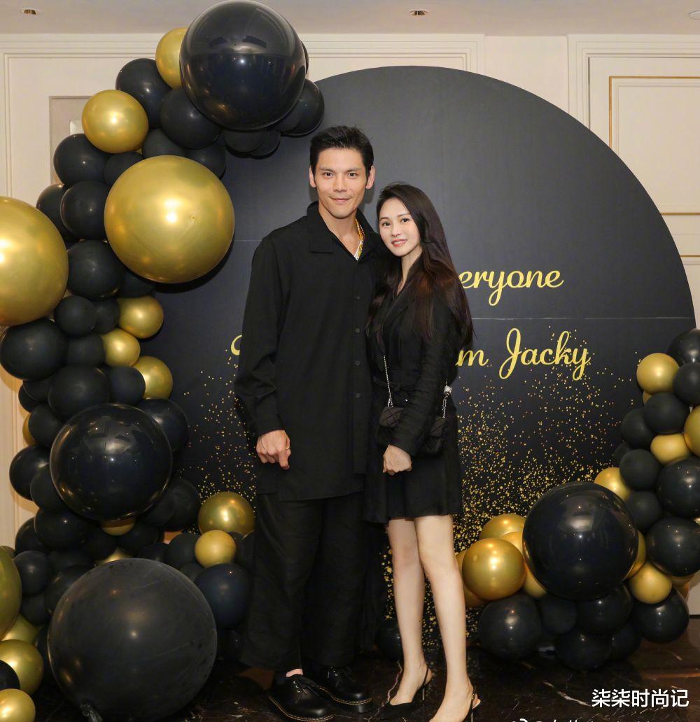 柒柒时尚记|向佐晒亲友合照庆生，向太身材暴瘦变化大，女儿正脸曝光超像妈