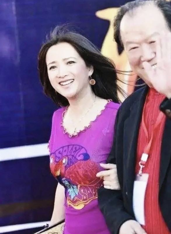 全球时尚号|“琼瑶女郎”何晴好自信，穿T恤走红毯有少女感，前夫是许亚军