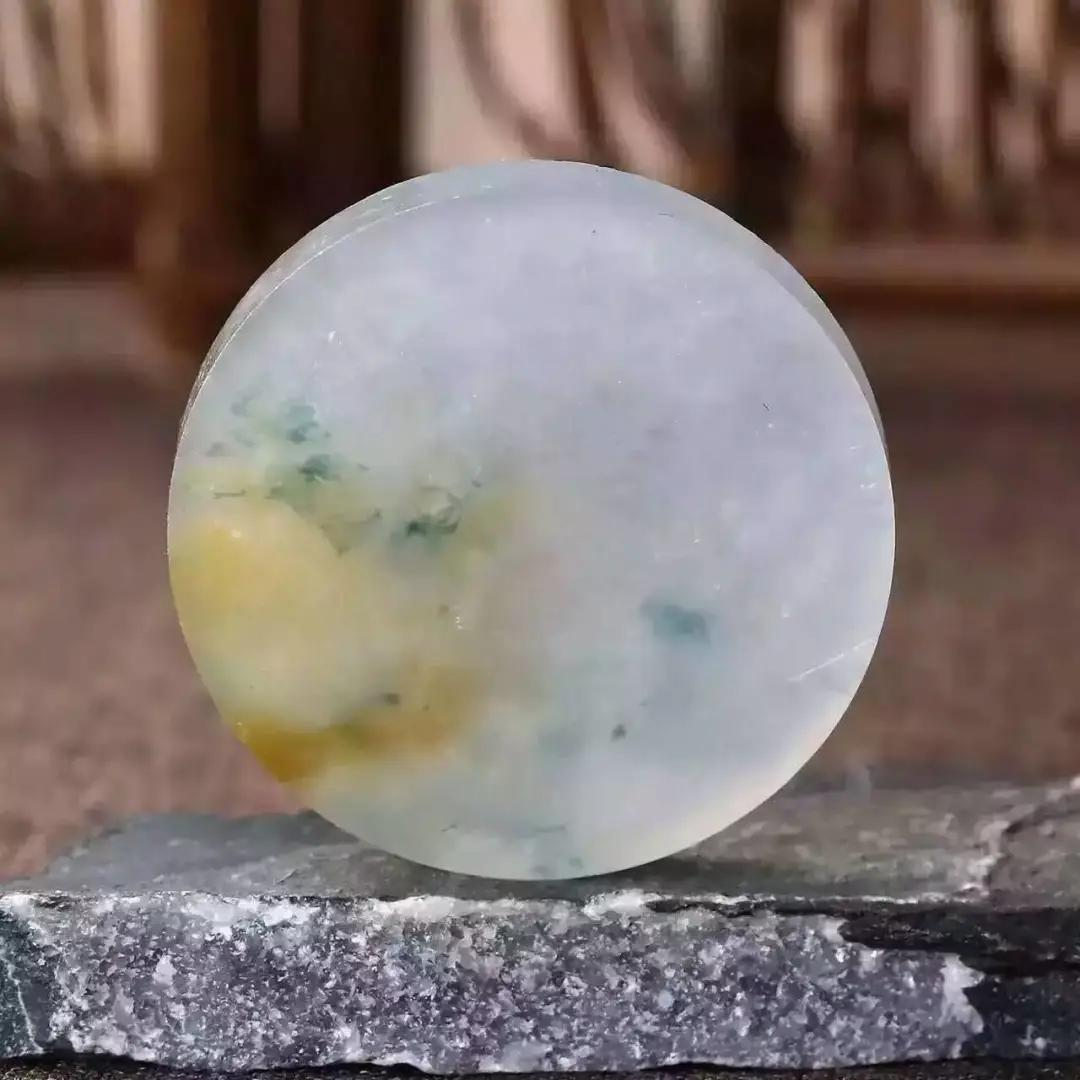 雕刻|极品三彩翡翠手镯心,雕刻师设计一鸣惊人的题材,不信你不喜欢