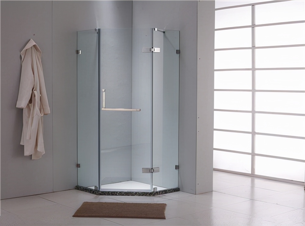 到了冬天才知道，淋浴房装错了好难受，简直是一种煎熬！