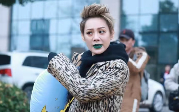 口红|宁静新造型用力过猛，豹纹外套配金发够狂野，绿色口红却有点瘆人