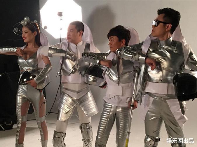 辛芷蕾|辛芷蕾拍摄电影海报，穿露脐背心搭配镂空皮裤，清纯人设备受质疑