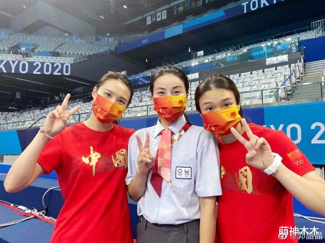 霍启刚|霍启刚就任仪式有气场，配饰显妻奴本色，被调侃口罩也是老婆给的