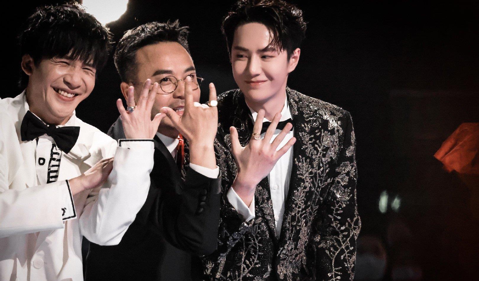 王一博|久违的温馨画面！零点跨年，王一博与汪涵大老师紧紧相拥！