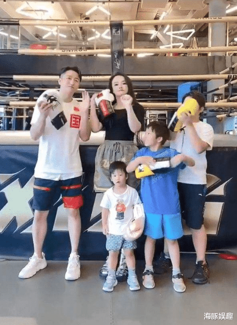 冉莹颖|拳王夫妇盛装参加宴会，娇妻身材丰满太惹眼，与异性热聊笑得欢