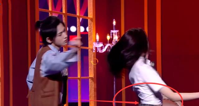 关晓彤|都说关晓彤没腰，当她故意穿小5号衬衫，这腰上帝也捏不出第二个