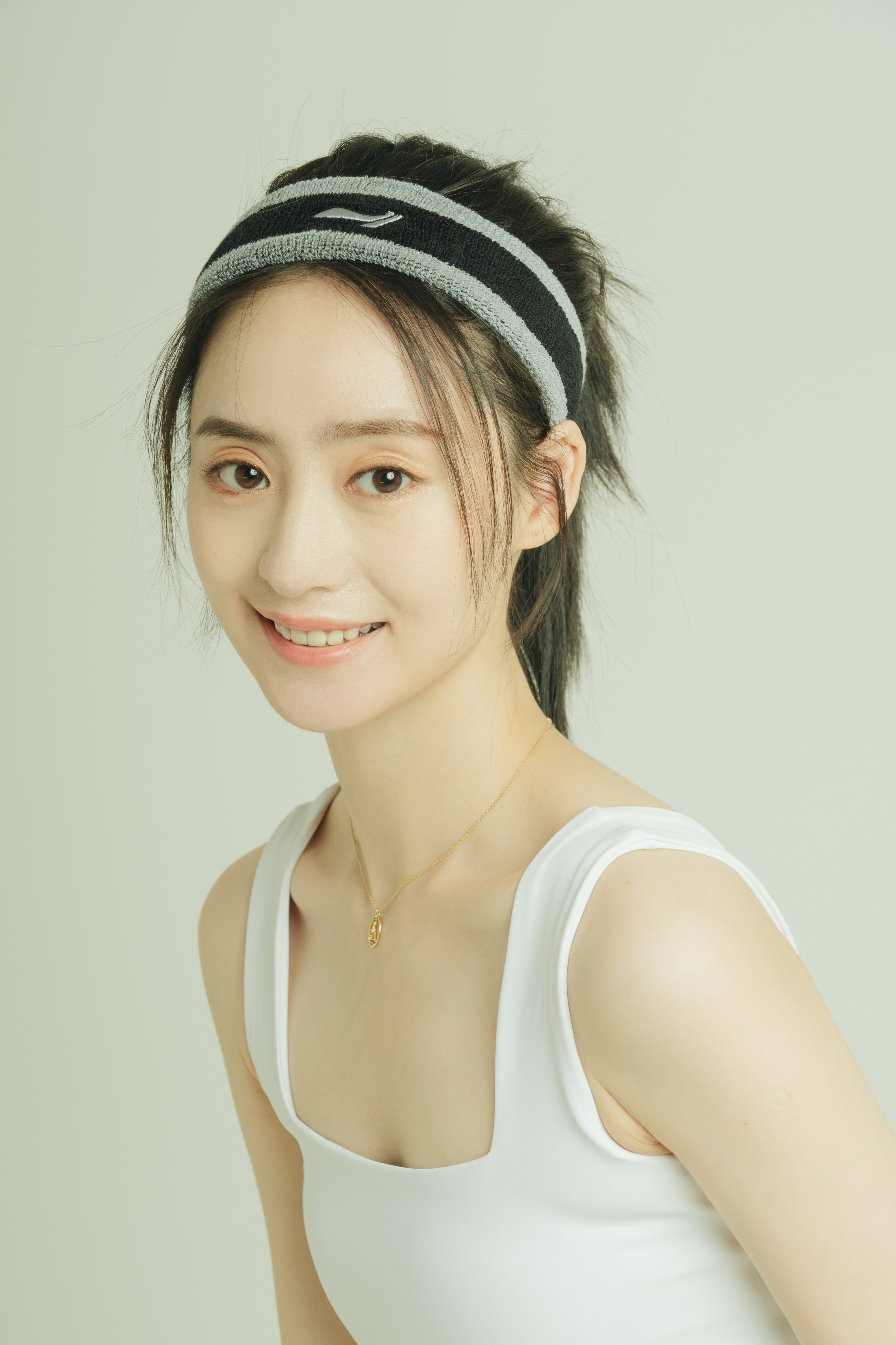 发型|潮流发带高马尾 依灵清爽运动风写真释出