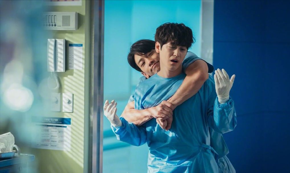 郑智薰|rain新剧剧照公开：与金汎一正一邪，合体姿势超搞笑