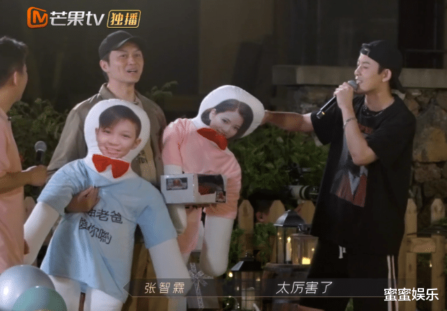 梁汉文|梁汉文踩空摔下台额头流血，袁咏仪隔空安慰，张智霖14岁儿子出镜