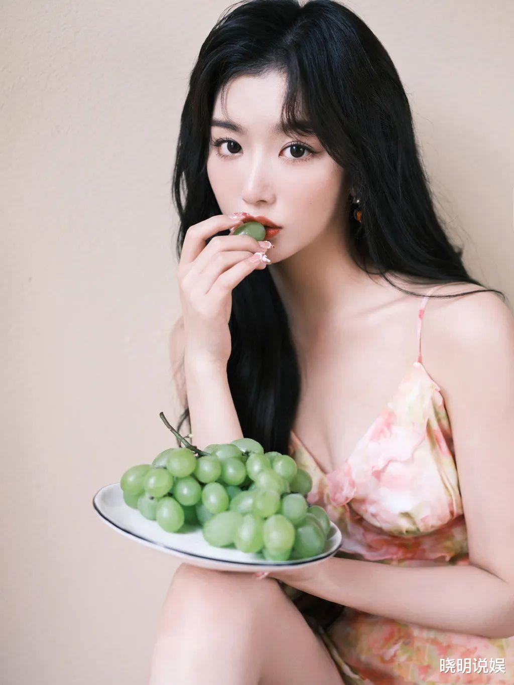 孔雪儿|孔雪儿皮肤雪白如脂妩媚迷人不可方物，傲人气质长腿让人惊呼太美了