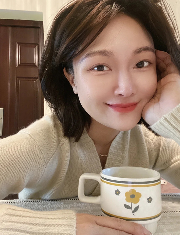 女人味 年底该做头发了，究竟是“烫卷”还是“拉直”？40岁的你想好了吗