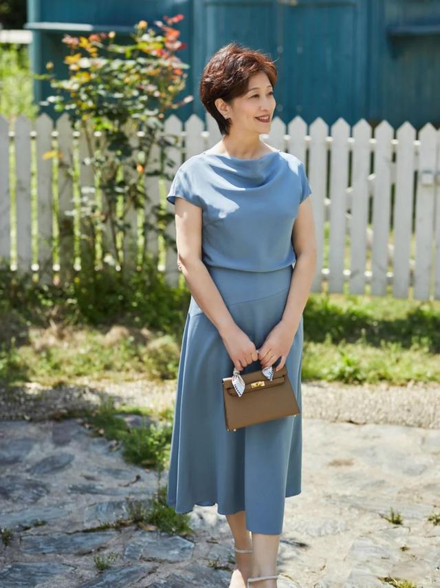 卷发|五六十岁的女人别再烫小卷，土气又显老，自然的纹理烫时尚又减龄