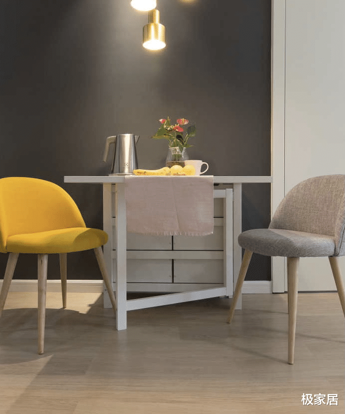 84平的小户型，用极简和纯白装饰空间，满足年轻人的需求