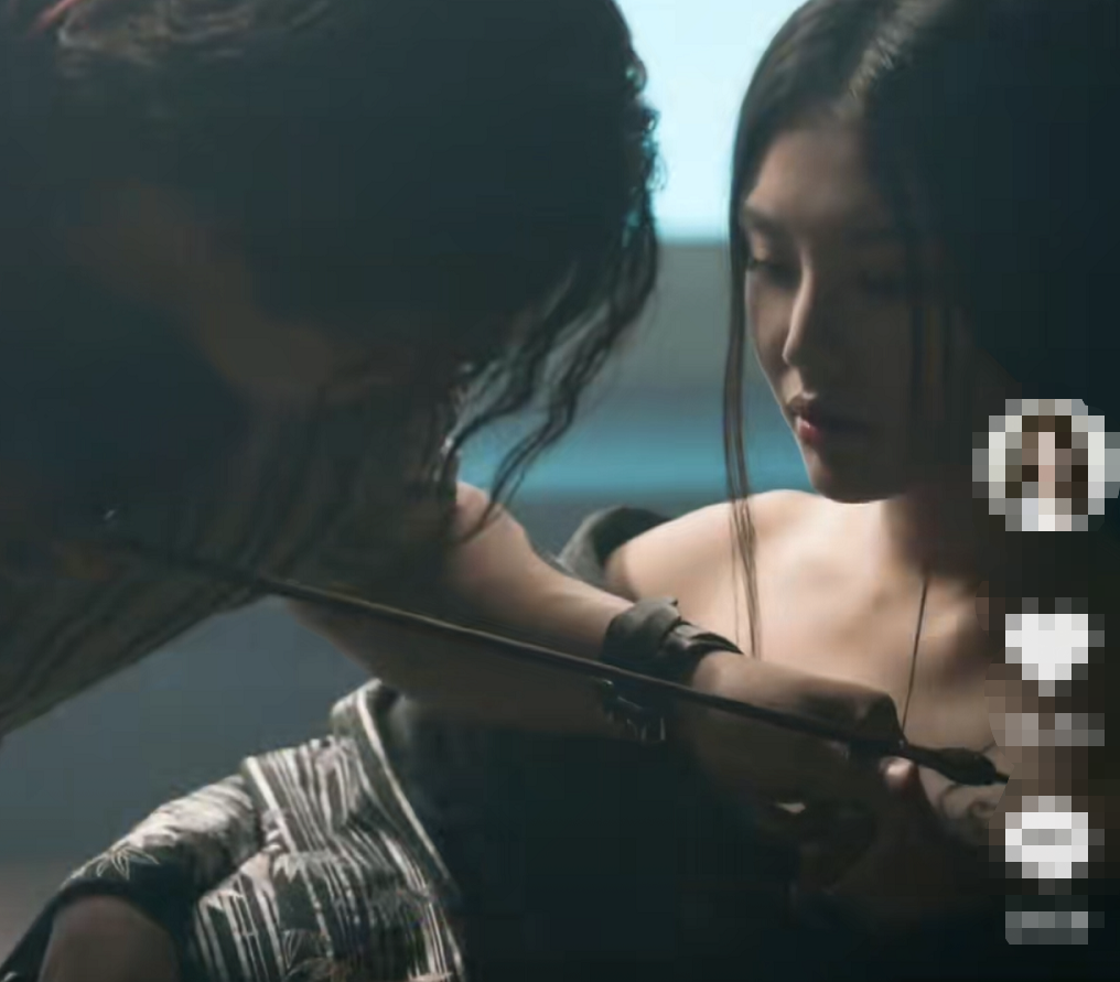 徐冬冬|徐冬冬晒胸口刺青太性感!穿一字领大秀香肩,网友直呼羡慕纹身师