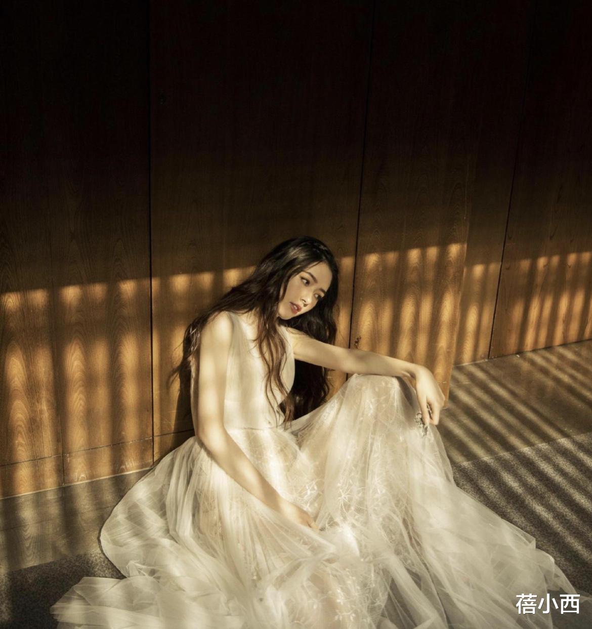 蓓小西|郭碧婷受了什么刺激？穿条纹衬衫配脏辫，风格前卫不像豪门媳妇