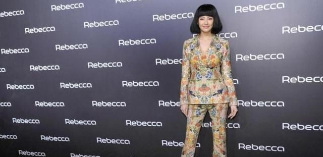 发型 张雨绮换发型像换了个人，齐刘海搭配印花西装，都差点认不出来了