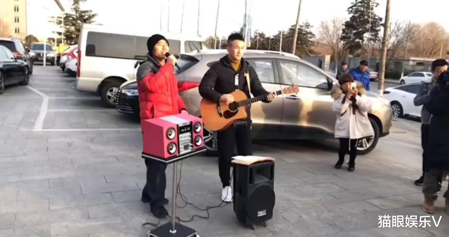 汪峰|旭日阳刚落魄街头摆摊？卖力演唱无人理，再唱汪峰名曲被嘲没钱了