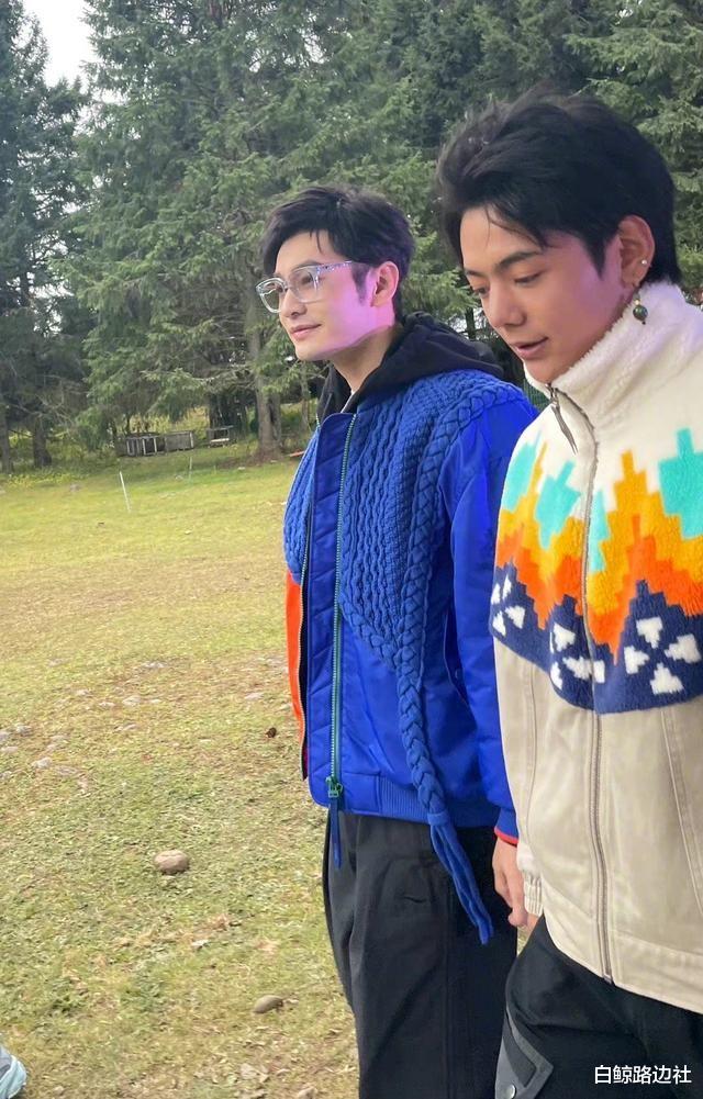 张歆艺 黄晓明就餐被偶遇！少年感十足不像是44岁，被曝给每一桌都送了菜