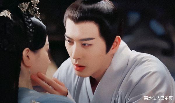 钟嘉欣|同是出演“疯批美人”，有人五官乱飞，有人过了16年还是经典