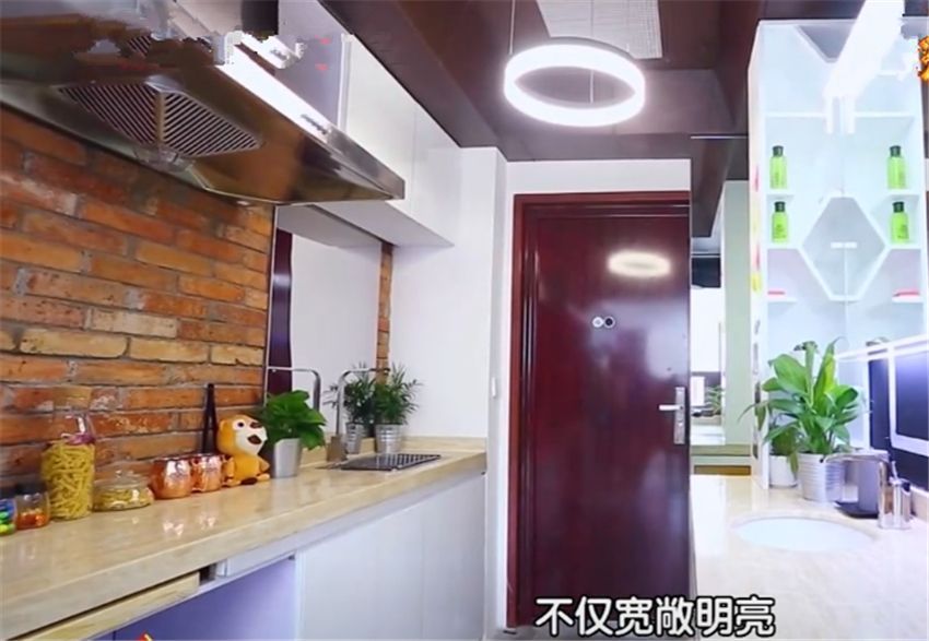 23㎡公寓有7居室，卫生间塞下浴缸？这对小俩口的家也太绝了