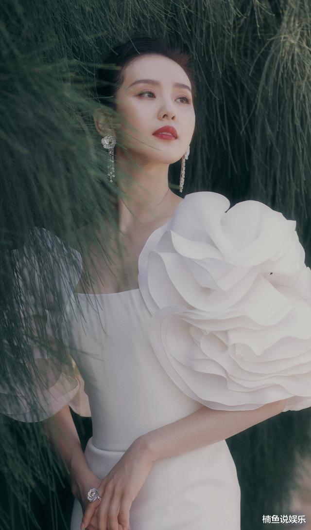 刘诗诗|路人镜头下的刘诗诗有多美？身穿纱裙大秀香肩，气质优雅好惊艳