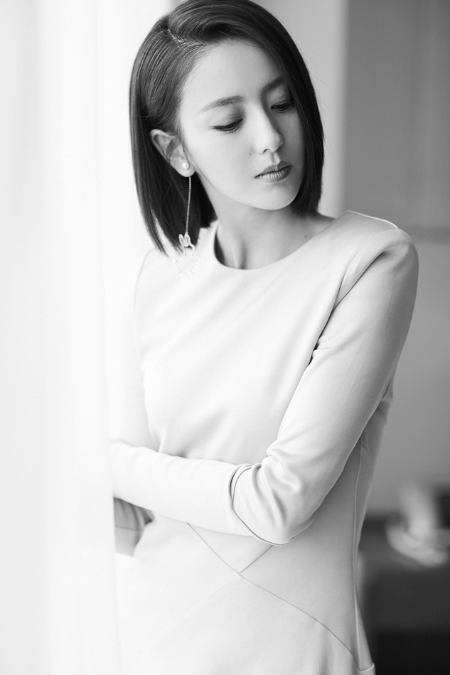 佟丽娅|佟丽娅白色高开衩礼服出席走红毯这气质造型绝了