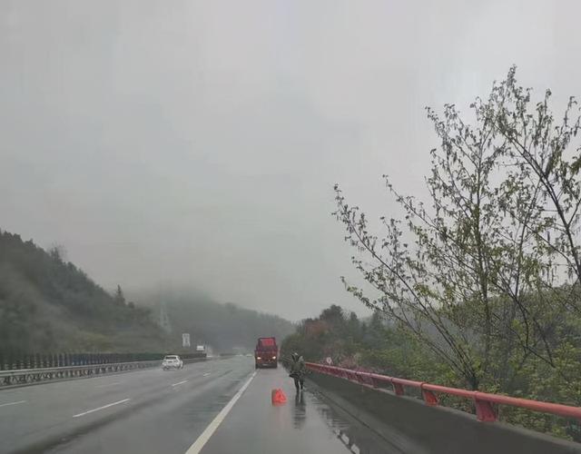 杭州日报 男子高速上做“好事”却被处罚!交警严肃提醒:这种“好事”做不得