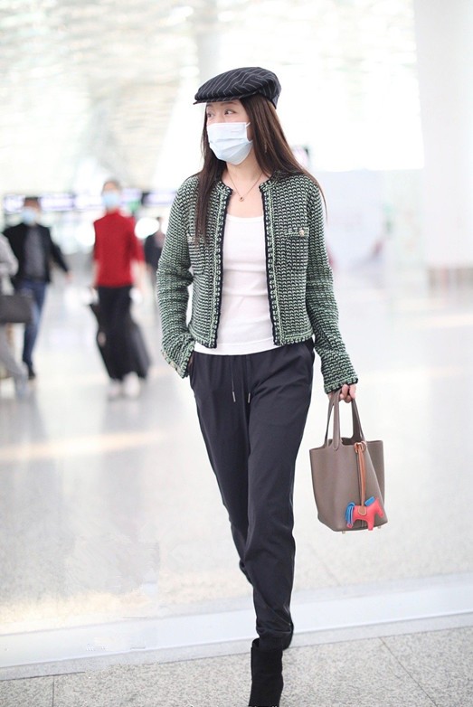 凡小屋 50岁的杨钰莹真会穿，小香风外套配哈伦裤，既休闲又显年轻